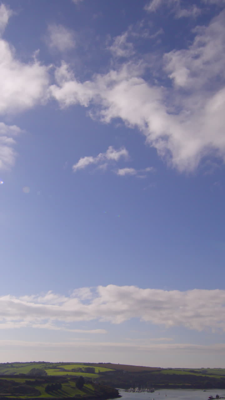 toma panorámica de la costa hacia el cielo