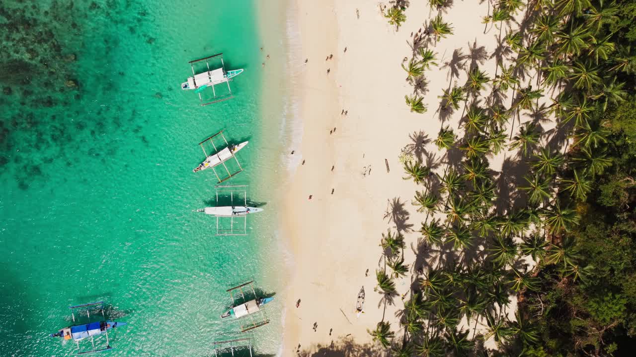 Scena tropicale dall'alto con barche per island hopping e ombre di palme, Palawan