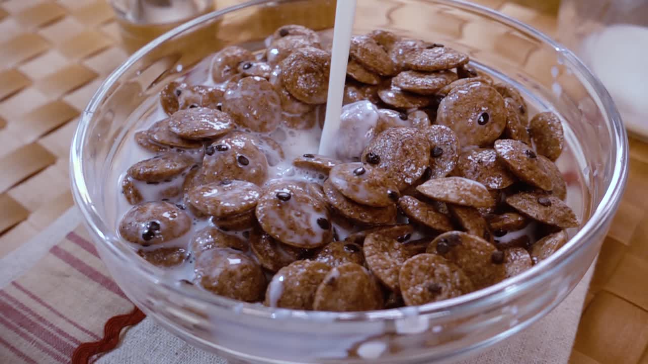 아침에 우유와 함께 맛있는 아침 식사를 위해 그 ⁇ 한 초콜릿 플레크를 그 ⁇ 에 넣습니다. 회전 추적  ⁇ 으로 느린 동작.