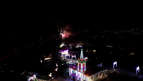 Feuerwerk-Im-Dorf-Bei-Nacht