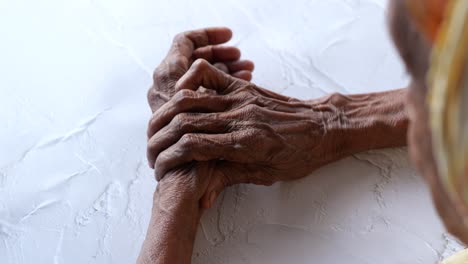 mujer mayor que sufre de dolor