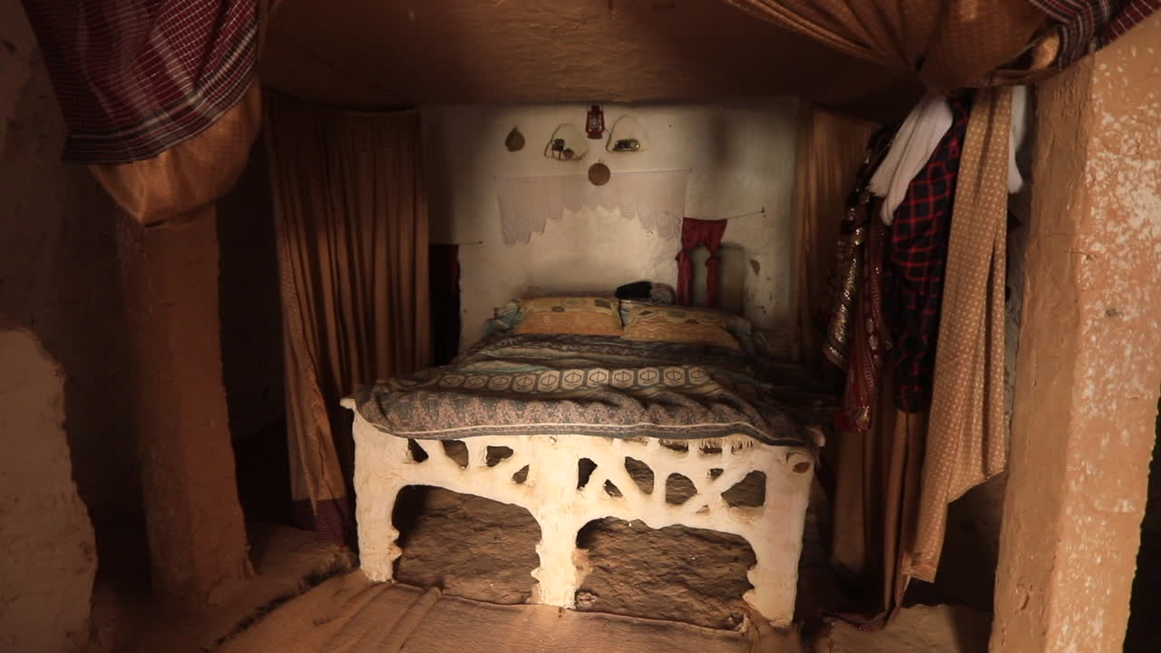따뜻한 섬유와 땅빛으로 장식된 역사적인 니지 카사르의 아한 전통적인 침실