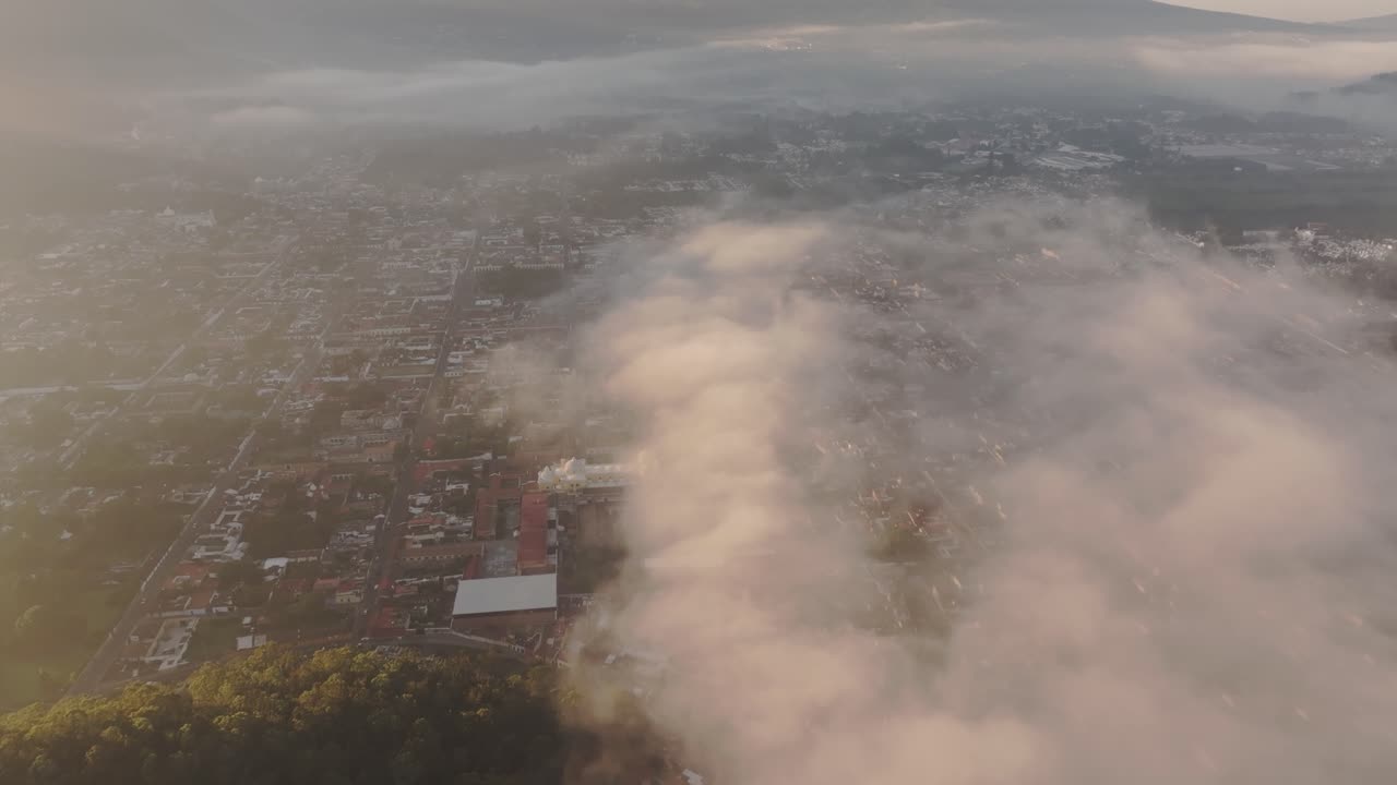 Mistige ochtend in Antigua stad met vulkaan Agua op de achtergrond, luchtfoto