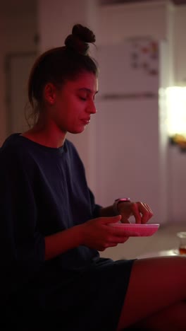 mujer comiendo un bocadillo por la noche