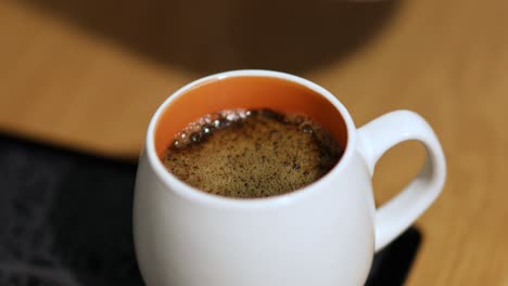 el hervidor vierte agua hirviendo en la taza de café