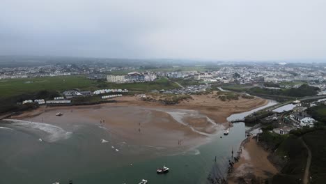 imágenes aéreas 4k bude cornwall playa y canal día nublado paseadores de perros en la playa ángulo alto