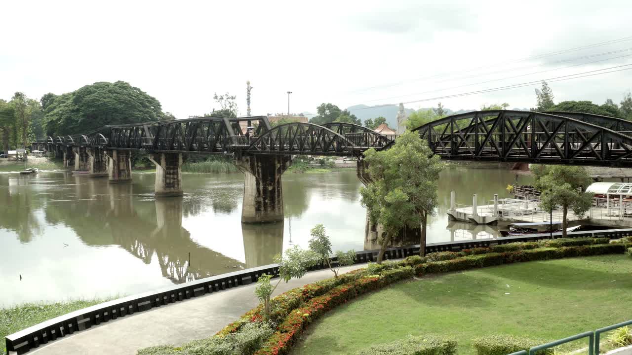 una toma estática del histórico puente sobre el río kwai, un hito de la segunda guerra mundial y una popular atracción turística en kanchanaburi, tailandia
