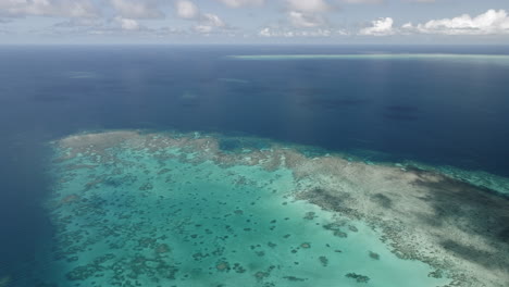 Vista-De-Drones-Sobre-Una-Plataforma-De-Coral-En-La-Gran-Barrera-De-Coral-En-El-Norte-De-Queensland,-Australia