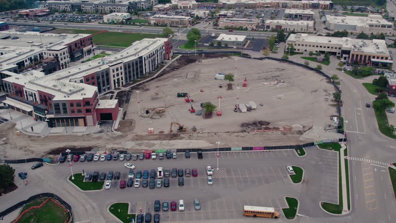 vista general aérea de los equipos de construcción en un enorme estacionamiento en vernon hills illinois