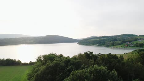 Impresionante-Toma-De-Drone-De-La-Puesta-De-Sol-Sobre-El-Lago-En-Las-Montañas