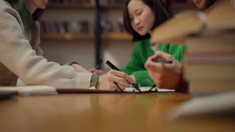 학생들이 도서관에서 프로젝트를 함께 하고 있습니다.