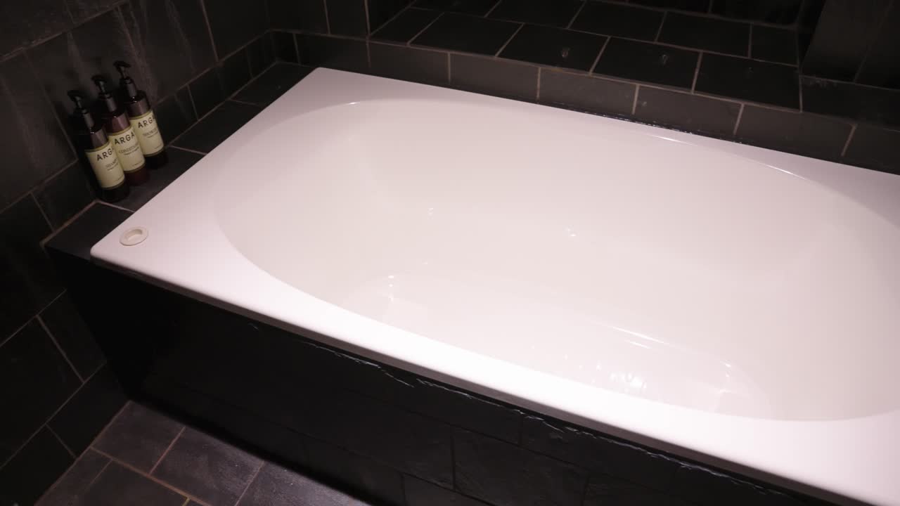 우아한 검은 벽돌 디자인의 현대적인 욕조