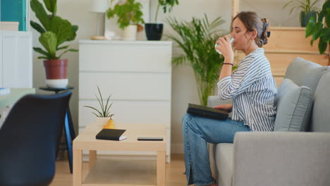 mujer de negocios hidratándose antes del trabajo