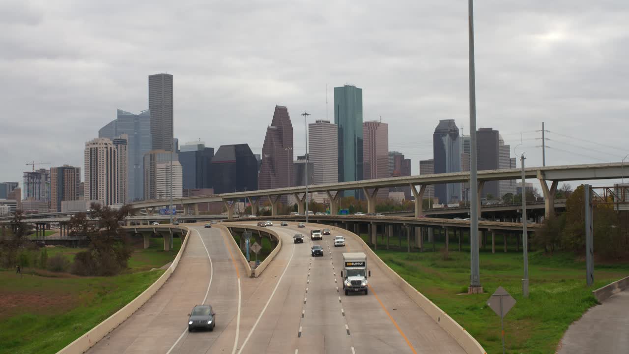 휴스턴 시내를 배경으로 i-45 북쪽 고속도로에서 차량 촬영