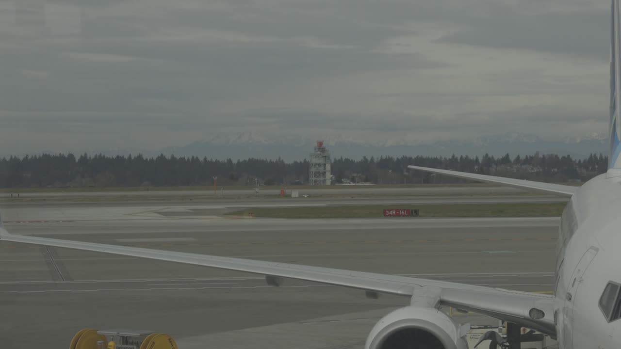 montañas olímpicas en la distancia, disparadas desde el aeropuerto de seattle tacoma