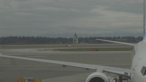 montañas olímpicas en la distancia, disparadas desde el aeropuerto de seattle tacoma