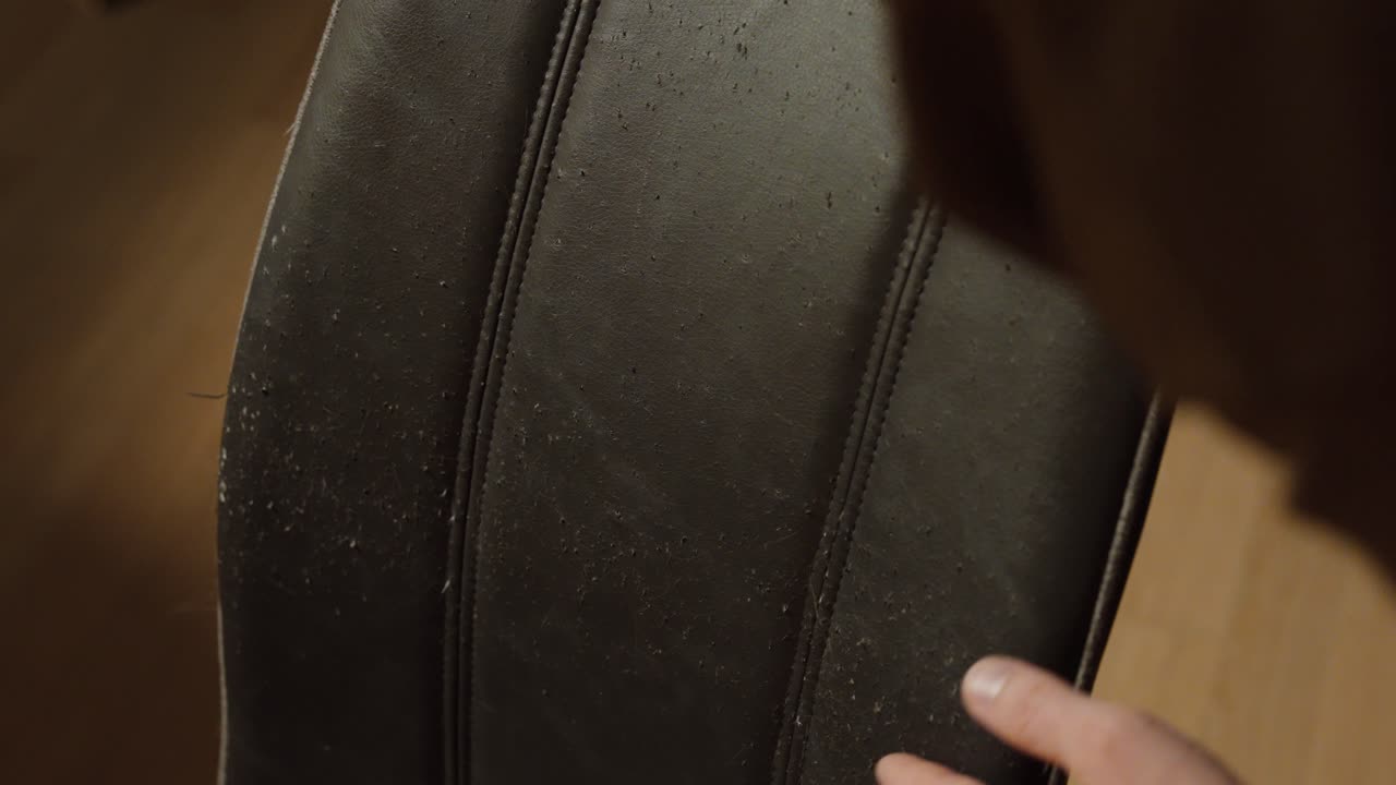 Primer plano de una silla dañada con tapicería desgarrada, probablemente causada por una mascota como un gato o un perro. Concepto de comportamiento de mascotas, muebles rayados, daños domésticos y tenencia de mascotas.
