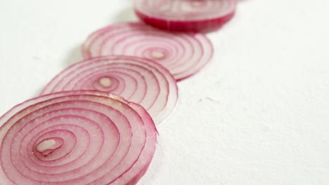 rebanadas de cebolla roja colocadas sobre un fondo blanco 4k 4k