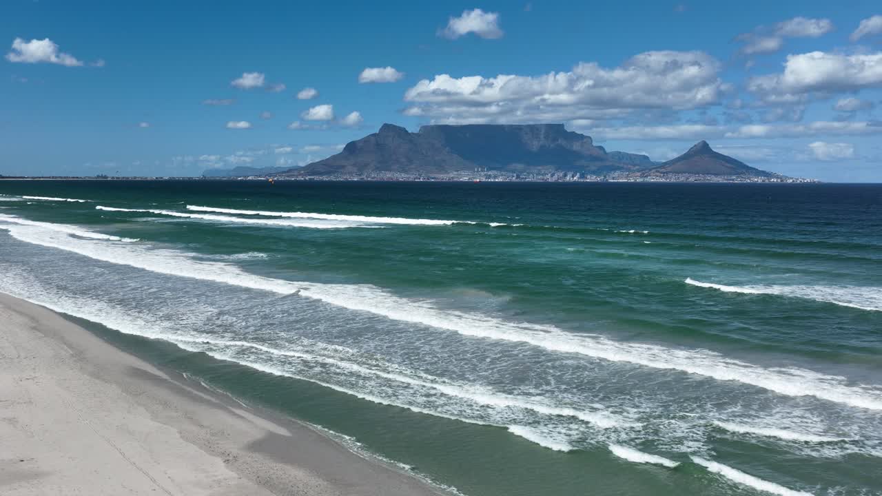 해변에서 볼 수 있는 테이블 산