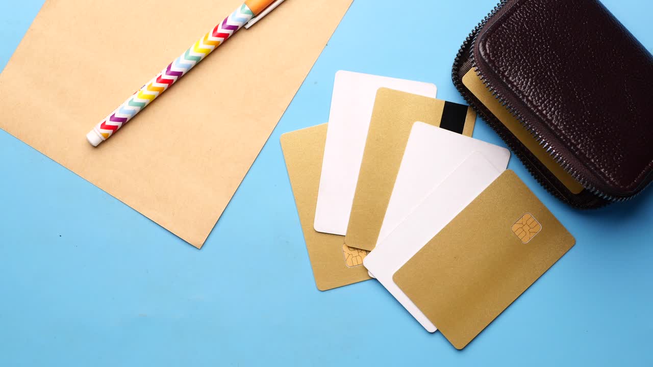 schermata di carte di credito in un portafoglio su sfondo di legno ,