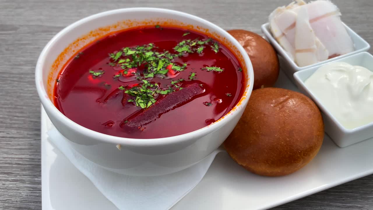 sopa tradicional ucraniana de borscht con bollos de pan pampushki, grasa de cerdo curada con salo de manteca de cerdo y crema agria, sopa con remolacha y carne de res, inyección de 4k