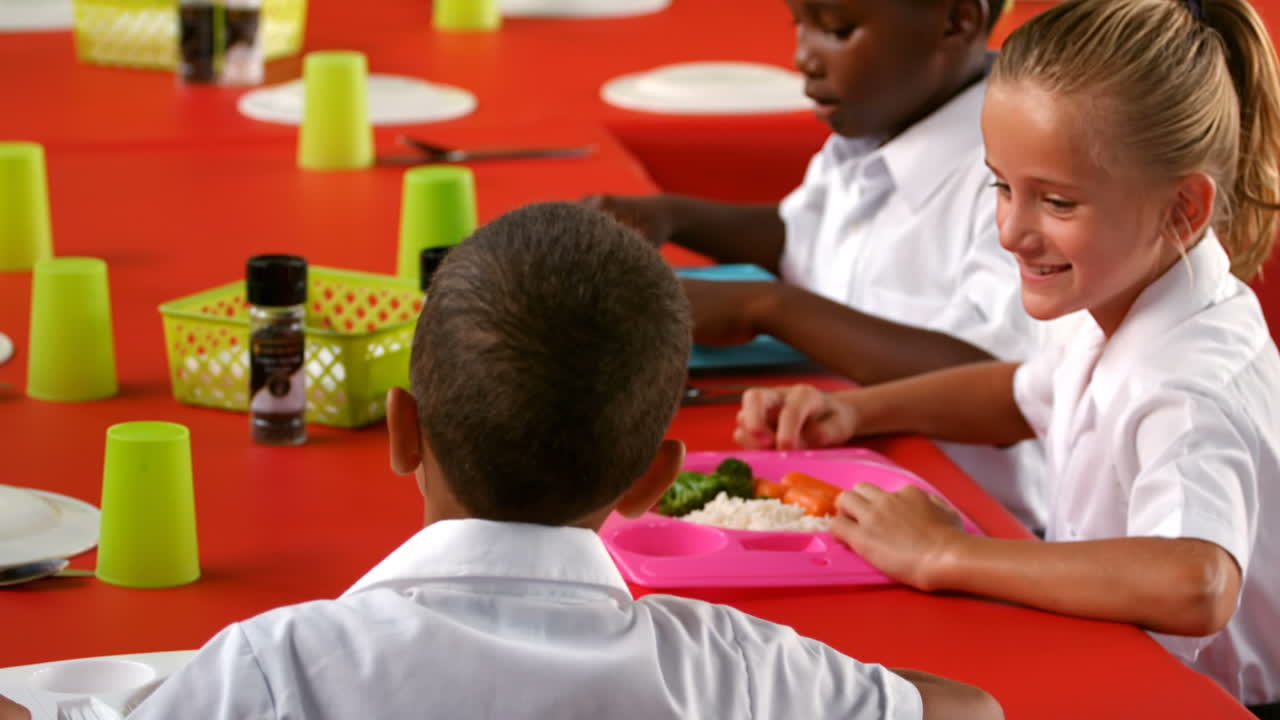 niños comiendo en la cafetería