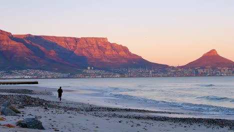 Zeitraffer-Von-Sonnenstrahlen,-Die-Den-Tafelberg-Während-Eines-Wunderschönen-Sonnenaufgangs-Beleuchten