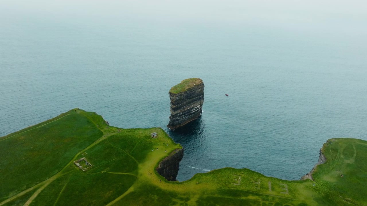 Letecký oblouk kolem skalní jehly Dun Briste v moři u Downpatrick Head v hrabství Mayo, Irsko. Část 1.