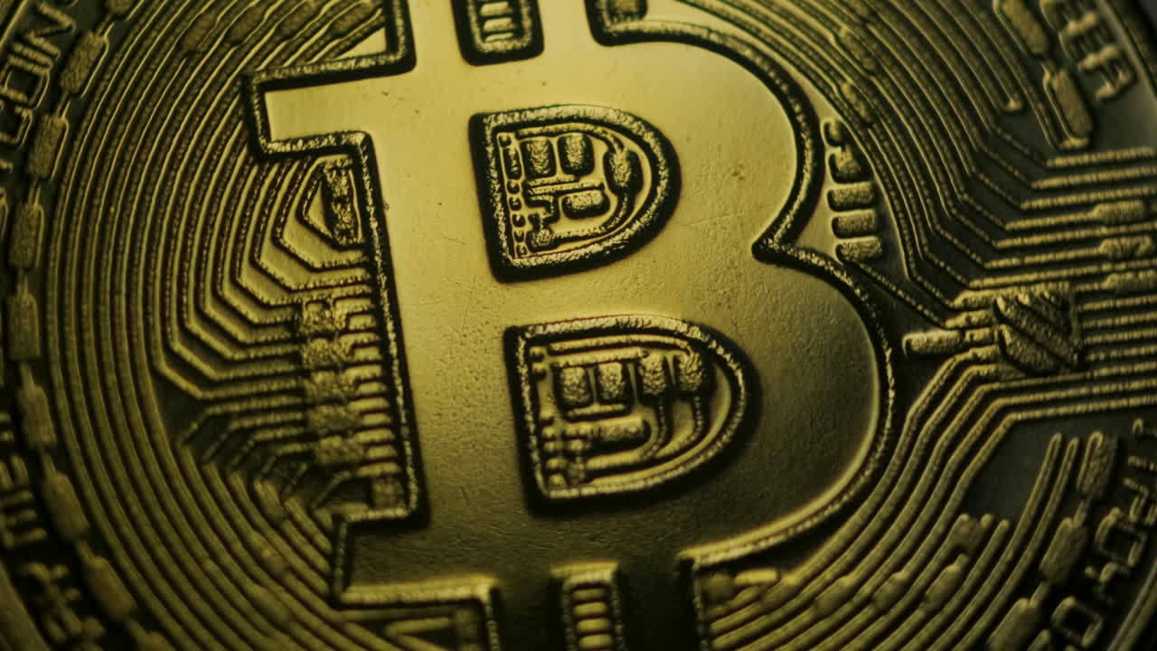 detalle en fotograma completo de moneda virtual dorada giratoria