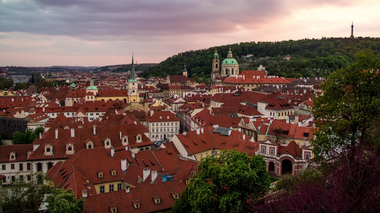 Timelapse do pôr do sol do dia para a noite de Praga, República Tcheca, com vista para os telhados vermelhos de Malá Strana, St