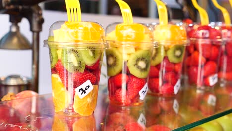 deliciosas ensaladas de frutas en un puesto de mercado
