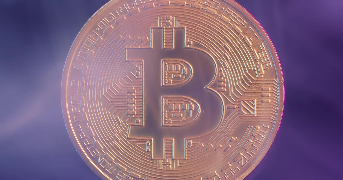Moneta Bitcoin futuristica con fumo e raggi di luce