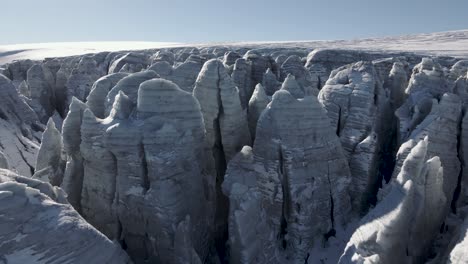 la inclinación aérea hacia arriba revela una toma del hielo del glaciar buerbreen en folgefonna, noruega.
