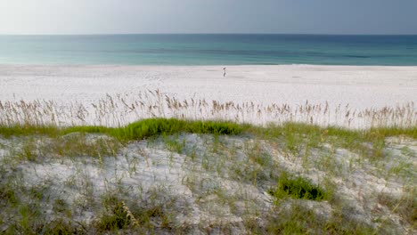 Fliegen-Sie-An-Einem-Hellen,-Sonnigen-Sommertag-über-Sanddünen-An-Einem-Weißen-Sandstrand