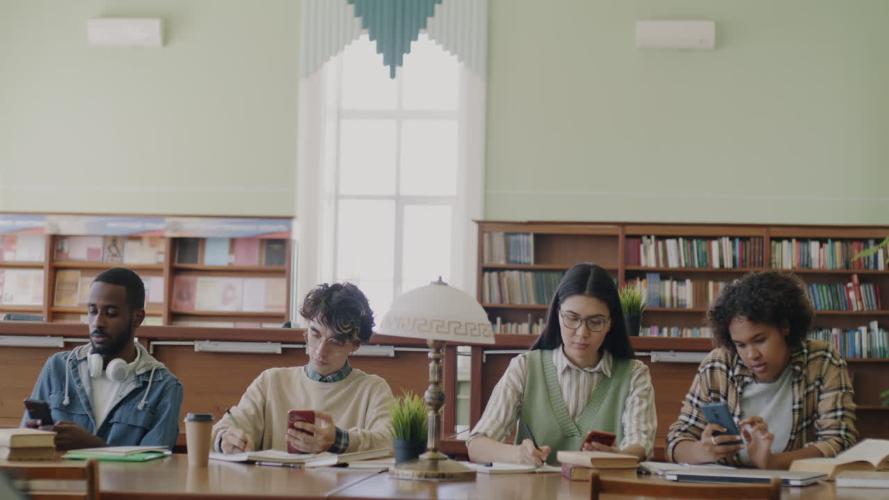 도서관에서 공부하는 학생