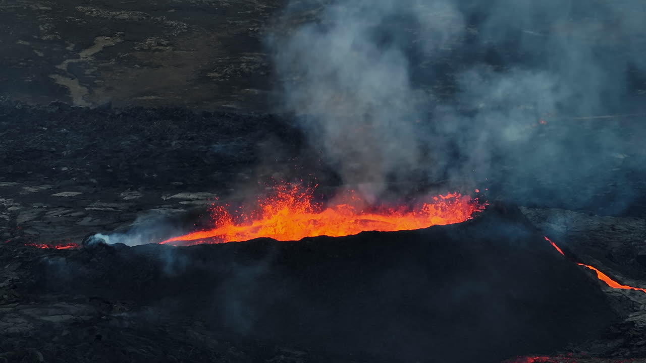 el volcán en erupción y sus alrededores, la lava hirviendo fluyendo, sacar el disparo del dron