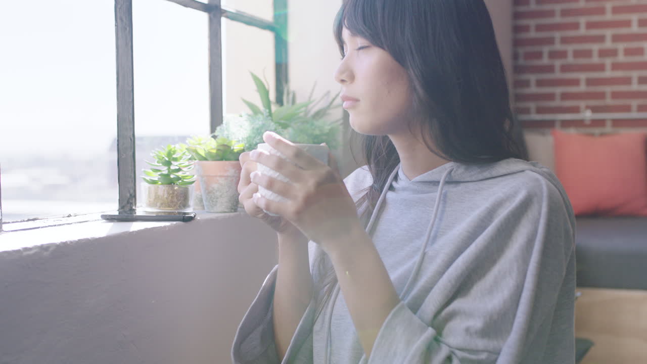 커피 한 잔 을 마시는 창의적 인 직원