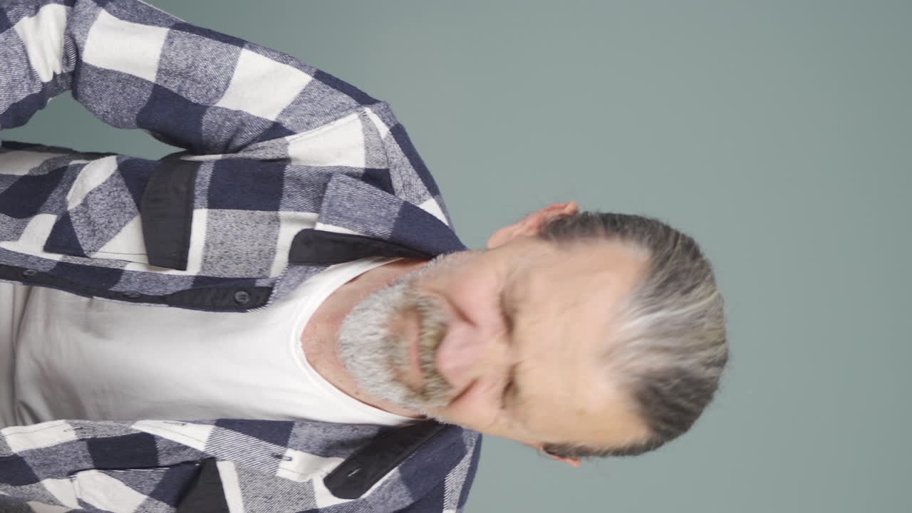 вертикальное видео старика, который плохо видит. проблема с глазами.