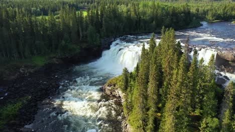 La-Cascada-Ristafallet-En-La-Parte-Occidental-De-Jamtland-Está-Catalogada-Como-Una-De-Las-Cascadas-Más-Hermosas-De-Suecia.