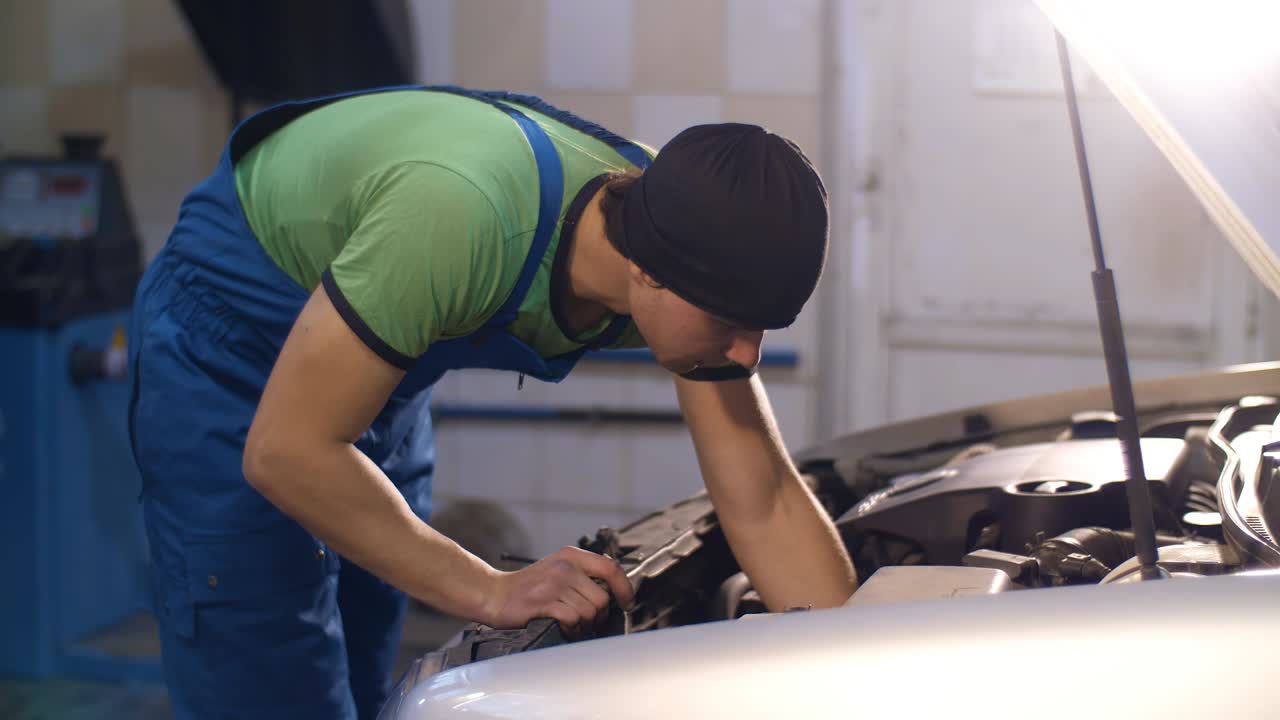 mecánico reparando un coche.