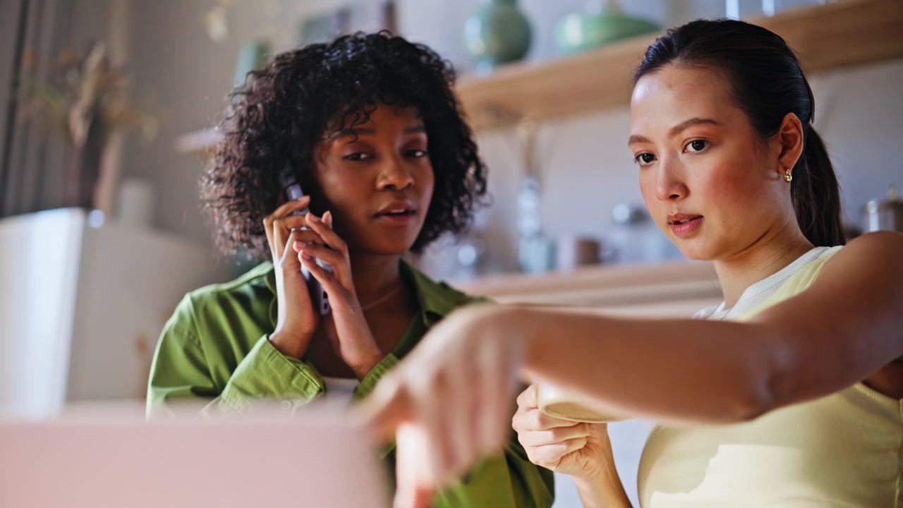 Vrienden bellen in de keuken. Vrouw belt, huisgenoot drinkt koffie