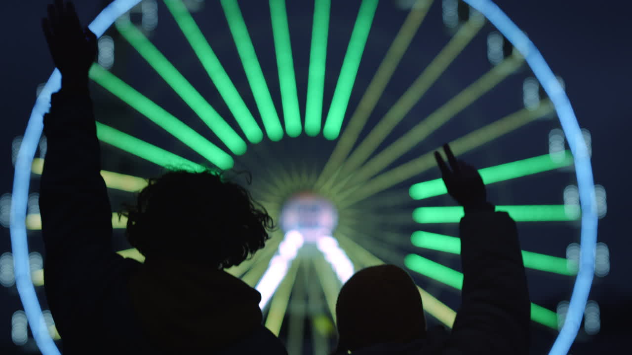 불빛이 빛나는 배경에 뛰어다니는 알려지지 않은 커플. 거리 사랑 개념.