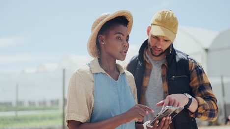 agricultores discutiendo tecnología
