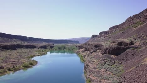 Flyover:-Deep-Lake-near-Dry-Falls,-WA-was-carved-by-ice-age-floods