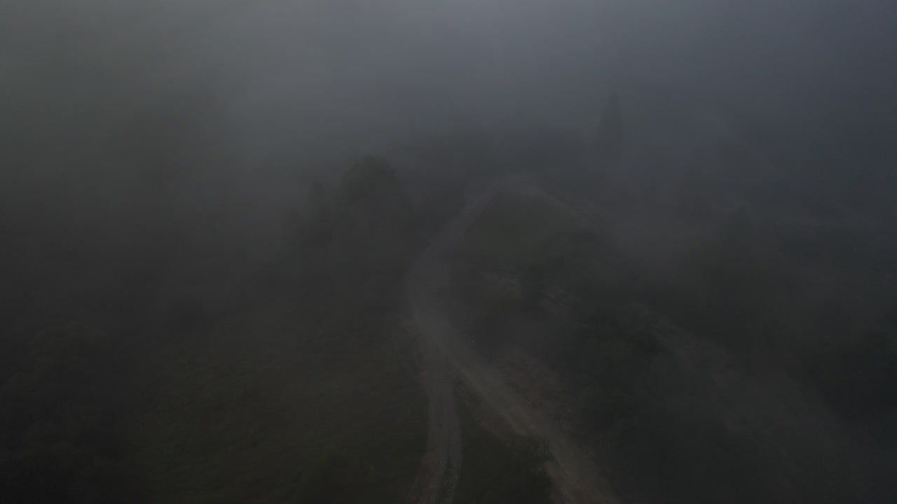 туманная горная дорога