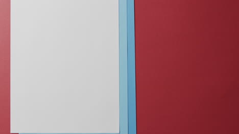 acercamiento de tarjetas en blanco y azules sobre fondo rojo con espacio de copia en cámara lenta