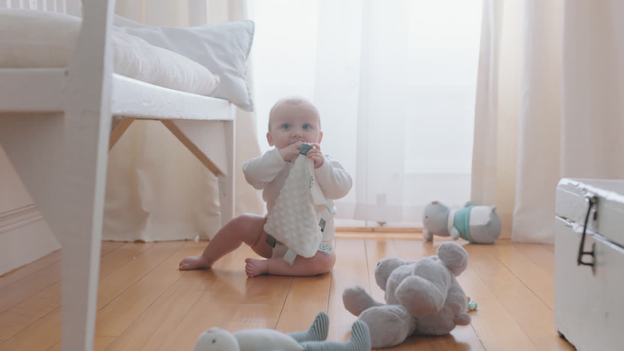 un bebé lindo jugando con juguetes en casa un niño pequeño feliz aprendiendo divirtiéndose disfrutando de la infancia