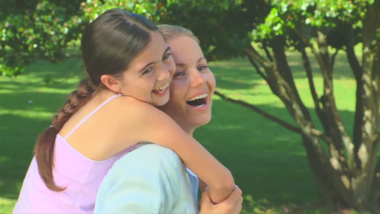 어린 여성이 딸과 함께 재미를 느끼고 있습니다.