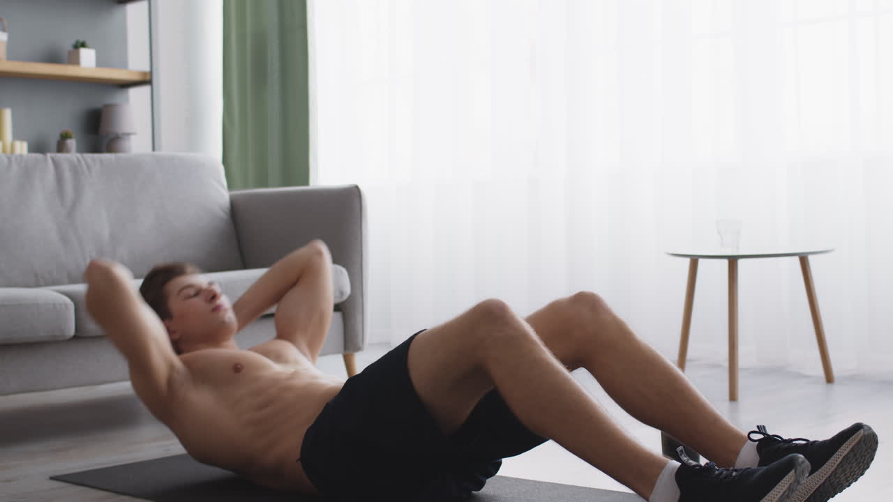 hombre haciendo ejercicios abdominales en casa