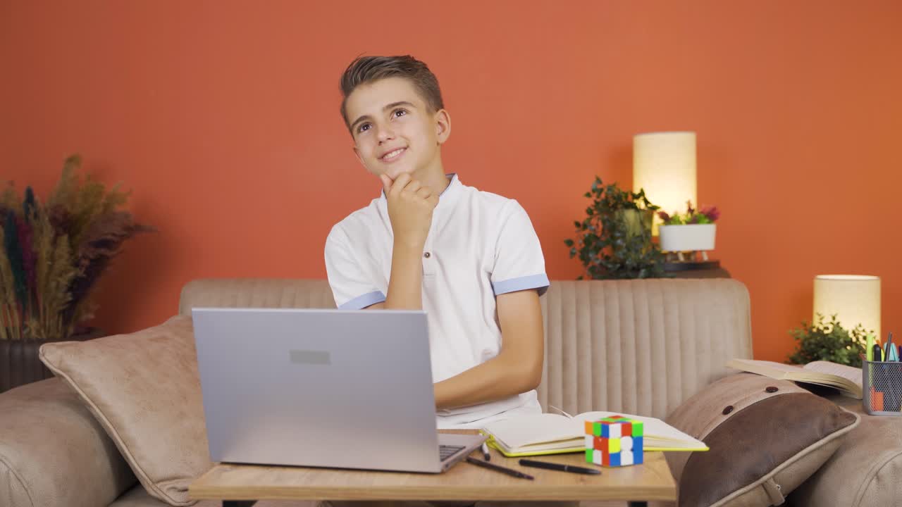 el niño con sueños es considerado.